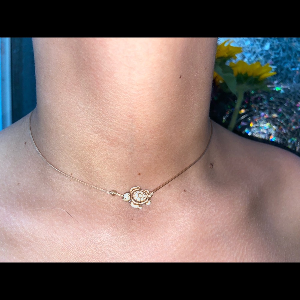 white turtle choker